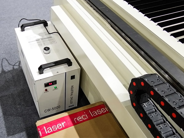 超大幅面導(dǎo)電玻璃激光刻蝕機(jī)冷水機(jī),怎么添加適量的循環(huán)水?